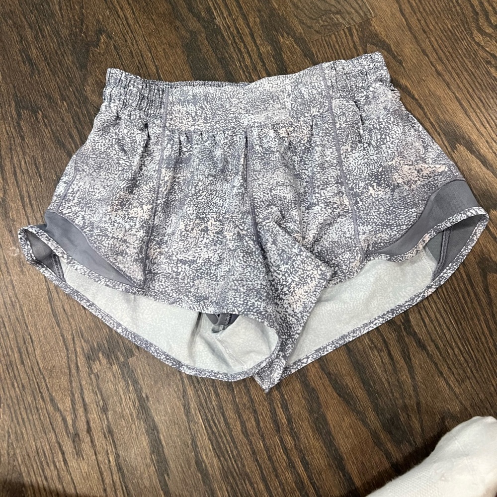 Lululemon hotty hot shorts 2.5”